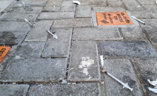 Criança vê sangue escorrendo, PM é acionada e encontra casal morto em apartamento