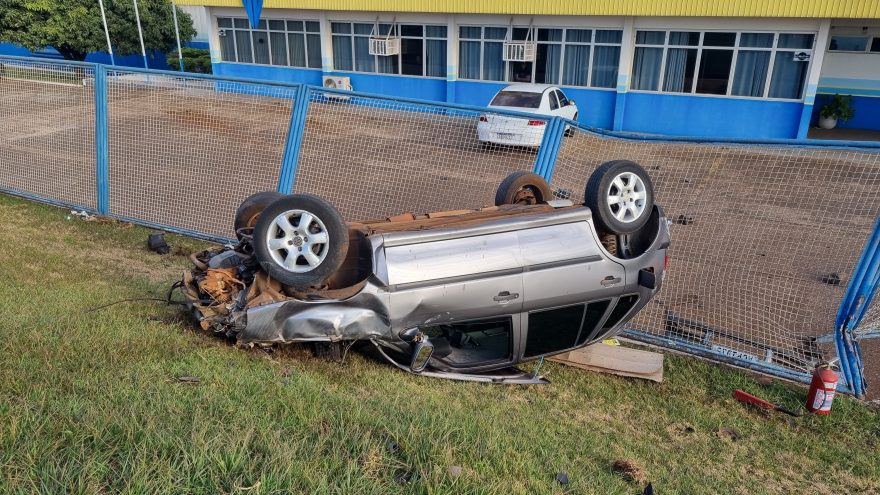 Gol capota e invade empresa na marginal da BR-277, em Cascavel