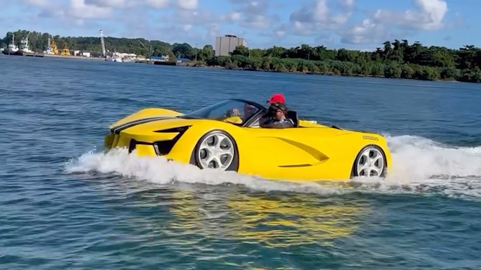 Veículo com aparência de carro esportivo "corta as águas" em praia de Salvador e viraliza nas redes