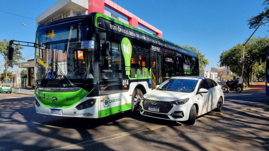 Ônibus e Arrizo se envolvem em colisão na Avenida Brasil