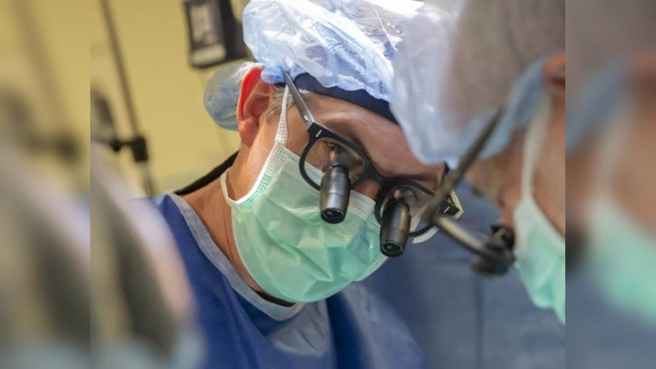 Cirurgiões reanimam coração de bebê fora do corpo durante transplante
