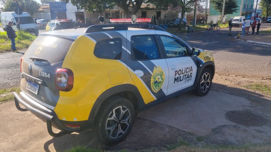 Menina de 12 anos fica ferida em acidente entre carro e motoneta no Bairro Esmeralda, em Cascavel