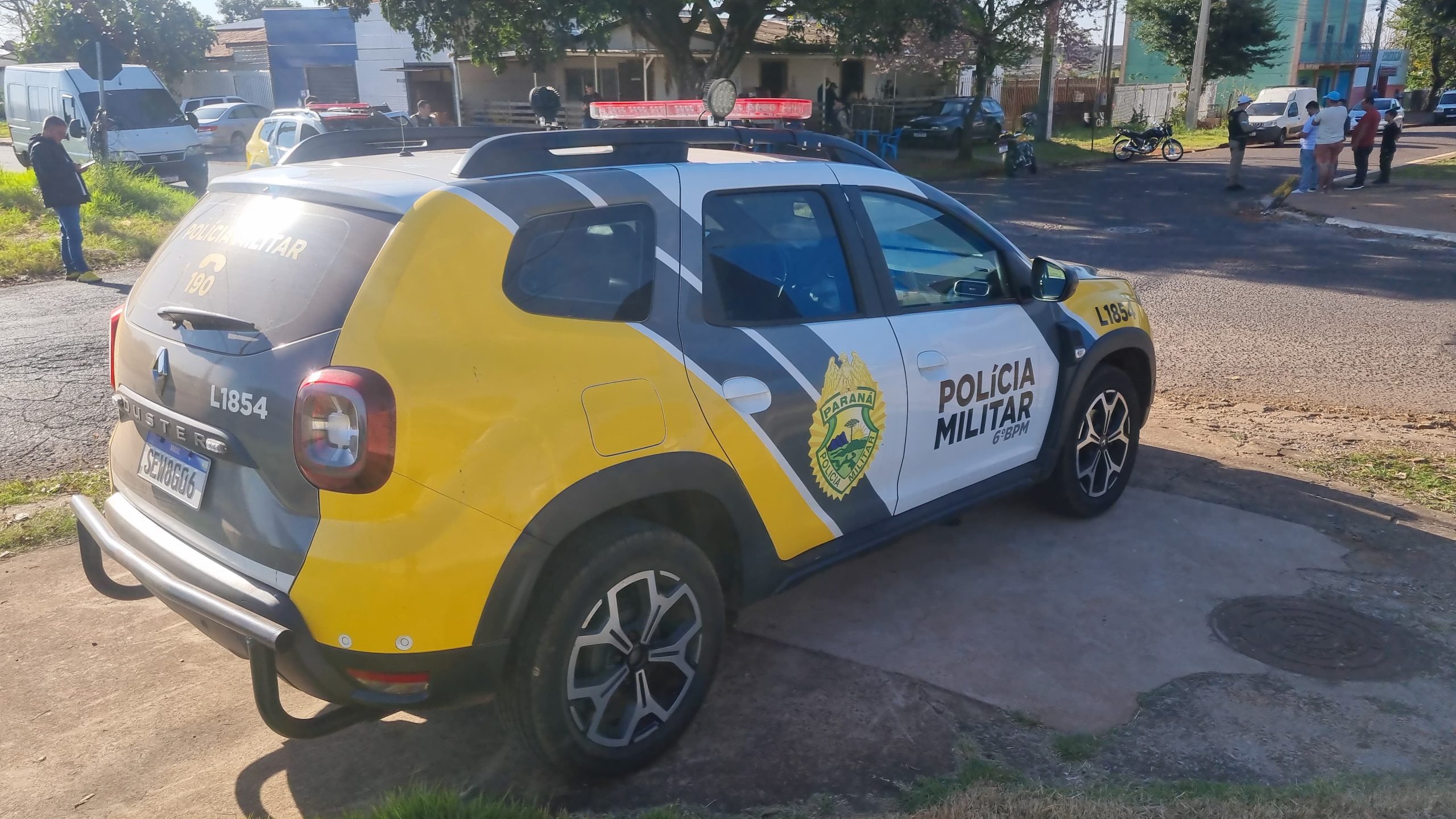 Menina de 12 anos fica ferida em acidente entre carro e motoneta no Bairro Esmeralda, em Cascavel