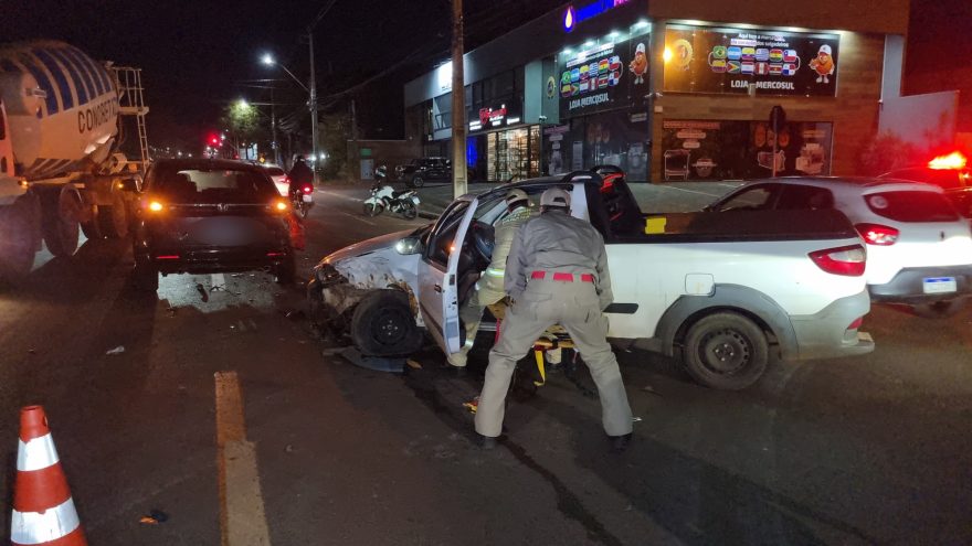 Batida entre Strada e HRV deixa dois feridos na Rua Jorge Lacerda