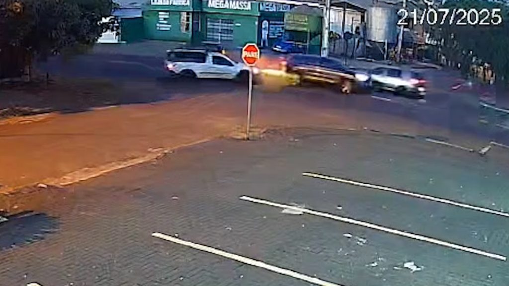 Câmera flagra batida entre Strada e HRV na Rua Jorge Lacerda