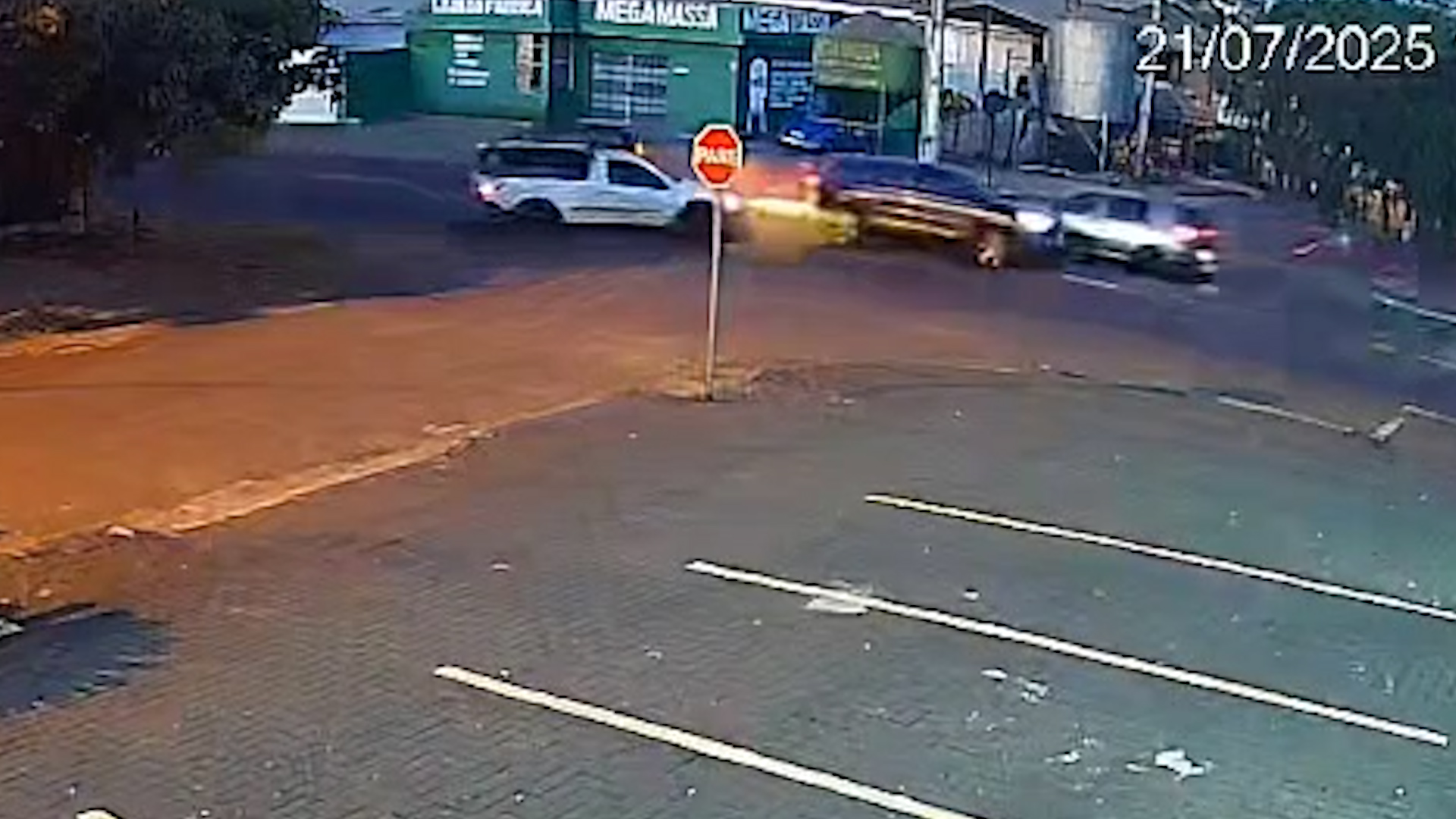 Câmera flagra batida entre Strada e HRV na Rua Jorge Lacerda Câmera flagra batida entre Strada e HRV na Rua Jorge Lacerda