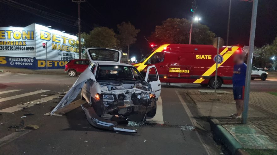 Cacetada! Gol tem a frente destruída em forte batida na Avenida Tancredo Neves