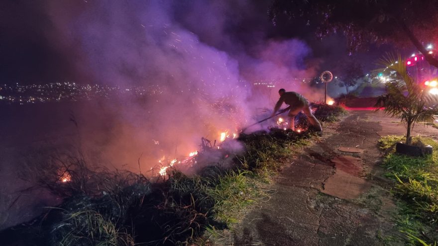 Área de vegetação na Avenida das Pombas pega fogo e Bombeiros são acionados
