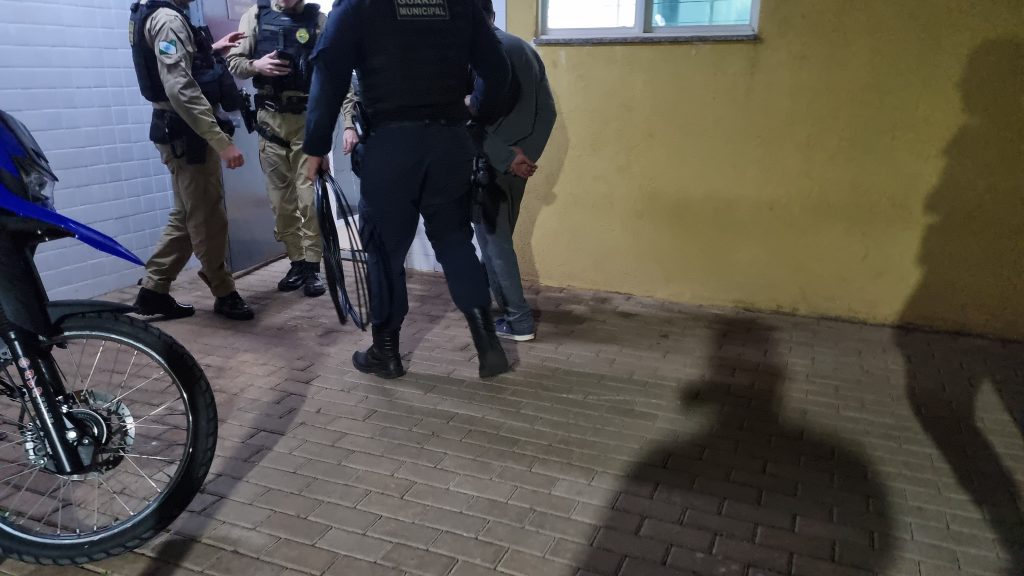 Homem é flagrado com fios de telefonia furtados nas proximidades do Estádio Olímpico