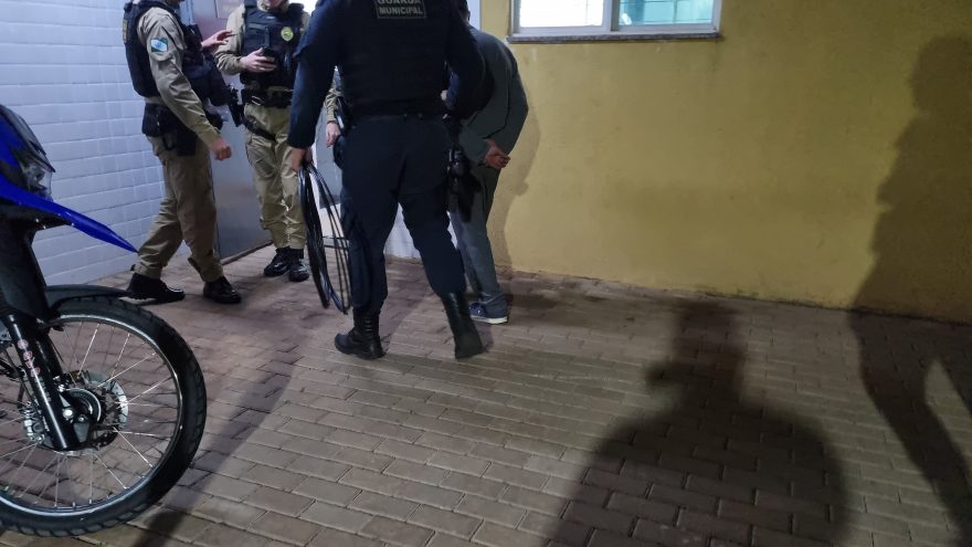Homem é flagrado com fios de telefonia furtados nas proximidades do Estádio Olímpico