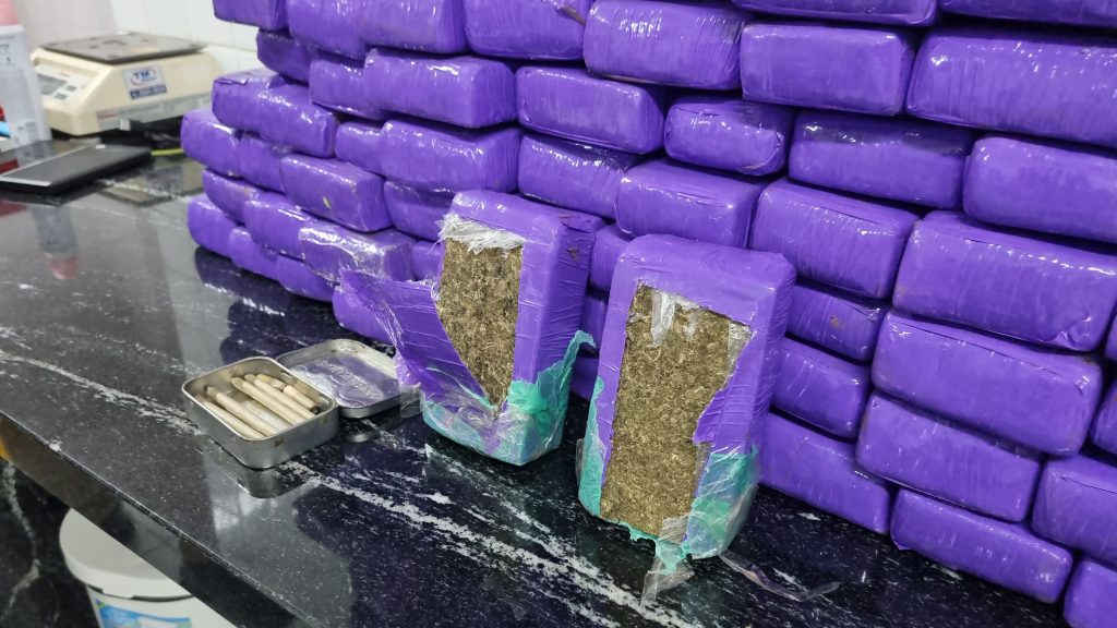 Mulher é presa com 50 quilos de maconha em carro de aplicativo na região do trevo do Guarujá pela Ups do Santa cruz