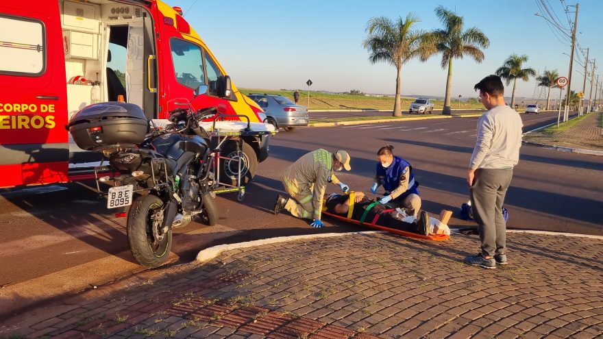 Motociclista quebra a perna em acidente na Avenida Guaíra