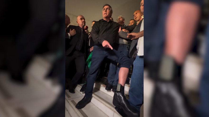 Bolsonaro mostra tornozeleira eletrônica e diz que é ‘máxima humilhação’