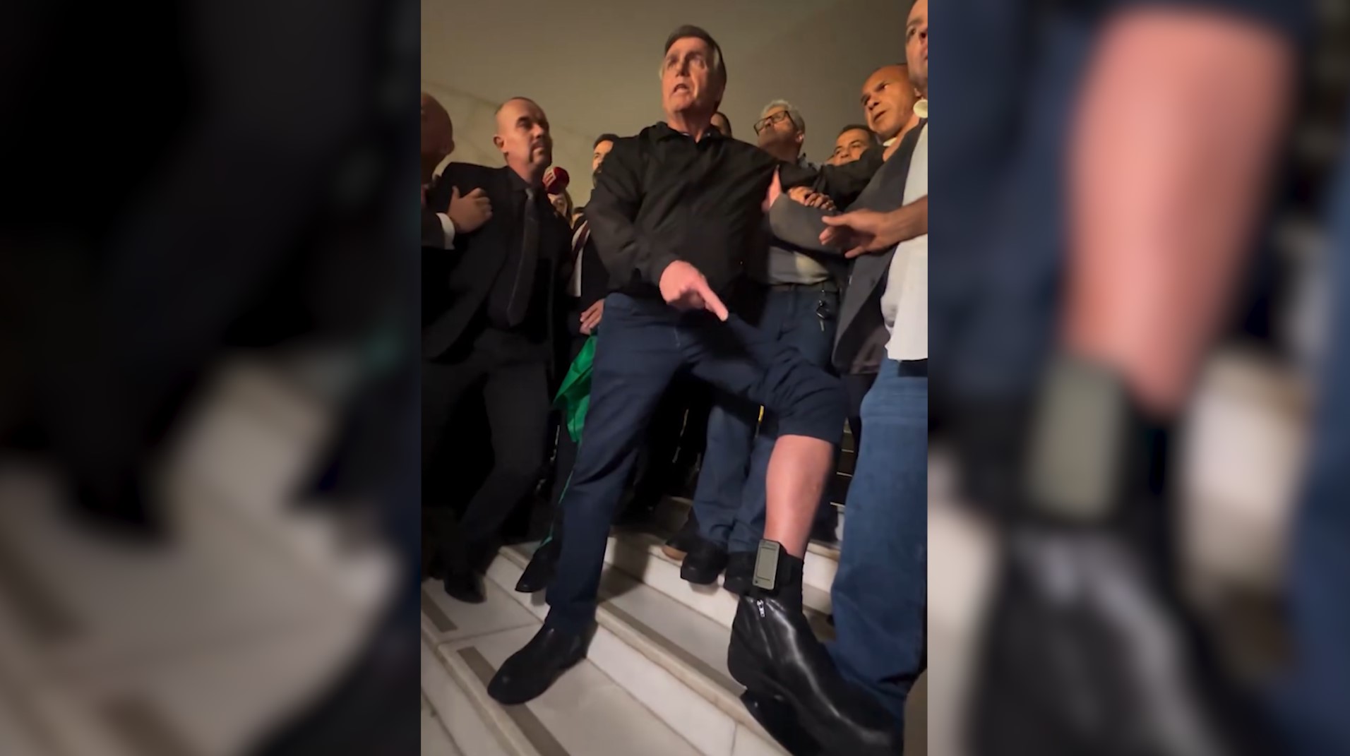 Bolsonaro mostra tornozeleira eletrônica e diz que é 'máxima humilhação'