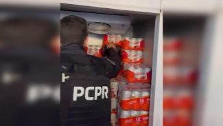 Policiais descobrem drogas escondidas em freezer cheio de cerveja durante operação