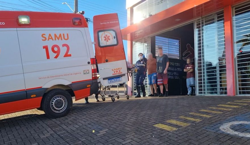 Mulher lesiona o joelho no Crossfit e é socorrida pelo Samu