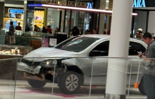 Carro desgovernado invade segundo andar de Shopping; veja vídeo