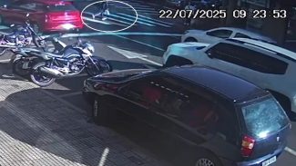 Câmera flagra atropelamento no Centro de Cascavel; jovem de 26 anos foi atingido ao tentar atravessar rua correndo