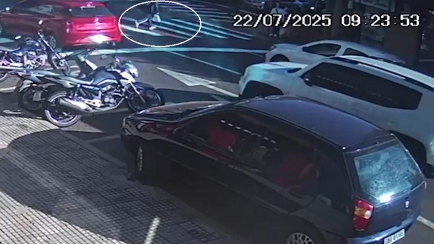 Câmera flagra atropelamento no Centro de Cascavel; jovem de 26 anos foi atingido ao tentar atravessar rua correndo