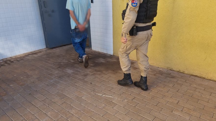 Dono percebe furto de escada, aborda suspeito no meio da rua e pede ajuda da PM