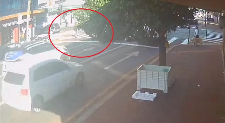 Por outro ângulo: câmera registra grave atropelamento na Rua São Paulo
