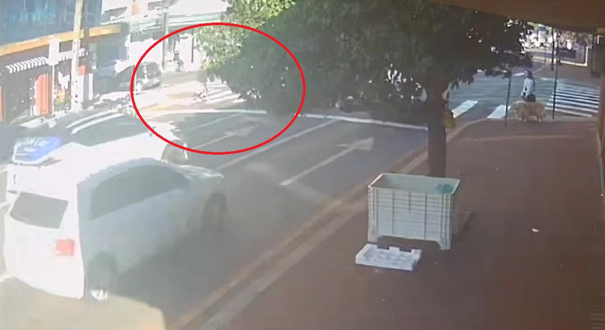 Por outro ângulo: câmera registra grave atropelamento na Rua São Paulo