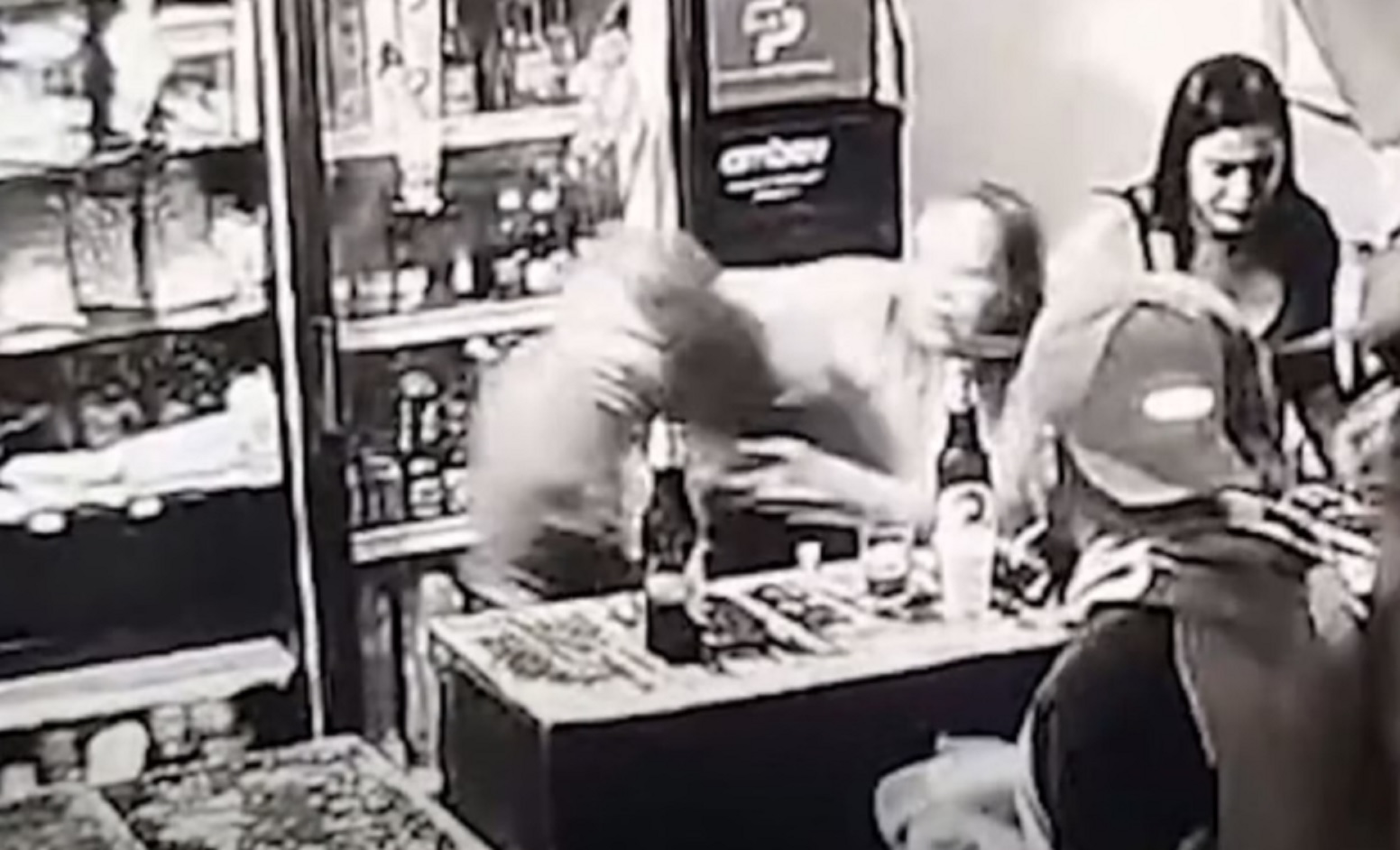 Crime filmado: mulher é morta a facadas por ex-marido durante discussão em bar