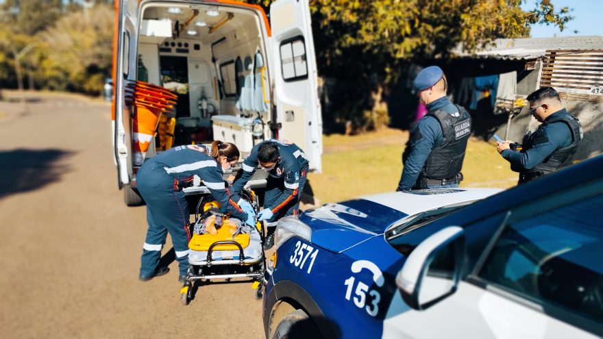 Jovem ‘surtada’ ameaça pegar facas durante o atendimento do Samu