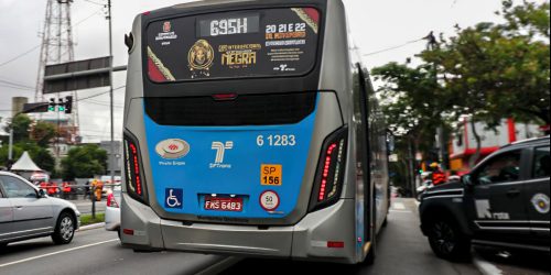 Dois homens são presos por ataques a ônibus na capital paulista Imagem referente a Dois homens são presos por ataques a ônibus na capital paulista