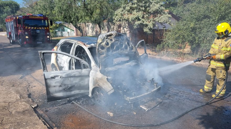 Luz da injeção acende e carro pega fogo no meio da rua