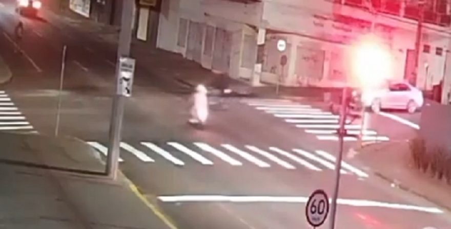 Moto avança sinal vermelho e colide contra outra motocicleta no Centro de Cascavel