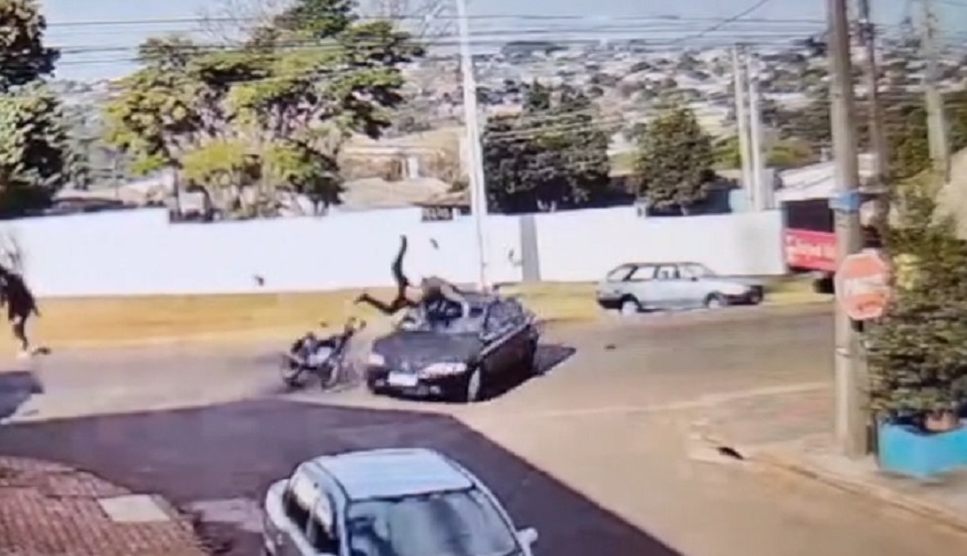 Imagens fortes: motociclista é arremessado em grave acidente no Brasmadeira