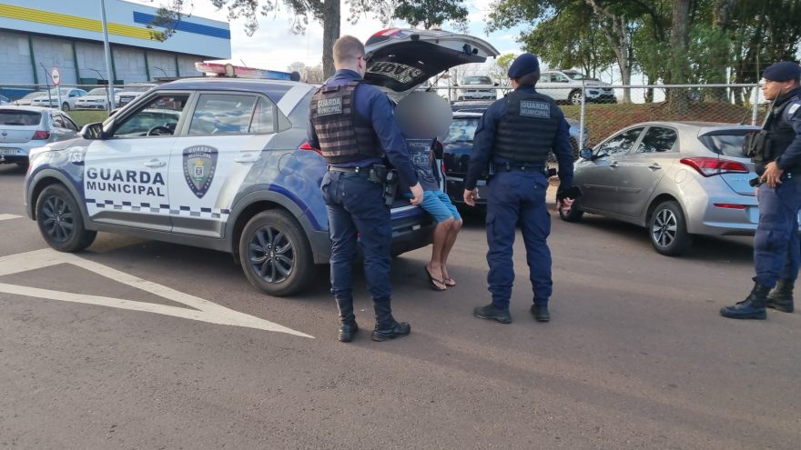 Pai é flagrado agredindo crianças em frente ao centro esportivo de Ciro Nardi em Cascavel