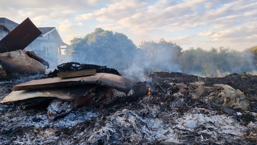 Fogo no Universitário! Bombeiros controlam incêndio em vegetação