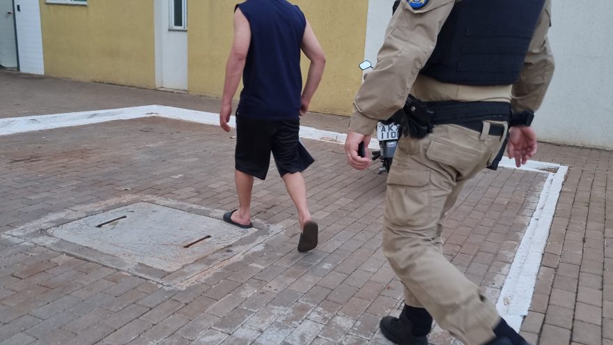 Homem mostra vídeo pornográfico e faz gestos obscenos para vizinha no Santa Cruz