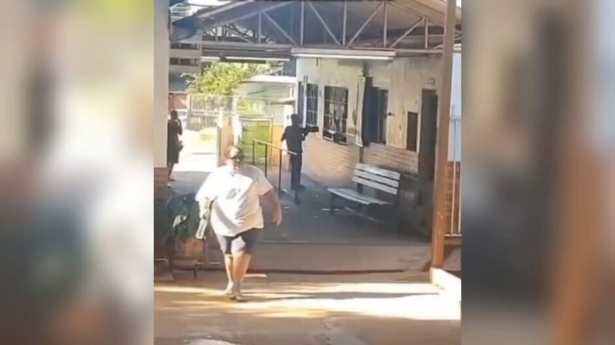 Homem toca o terror com barra de ferro e destrói vidraças de posto de saúde