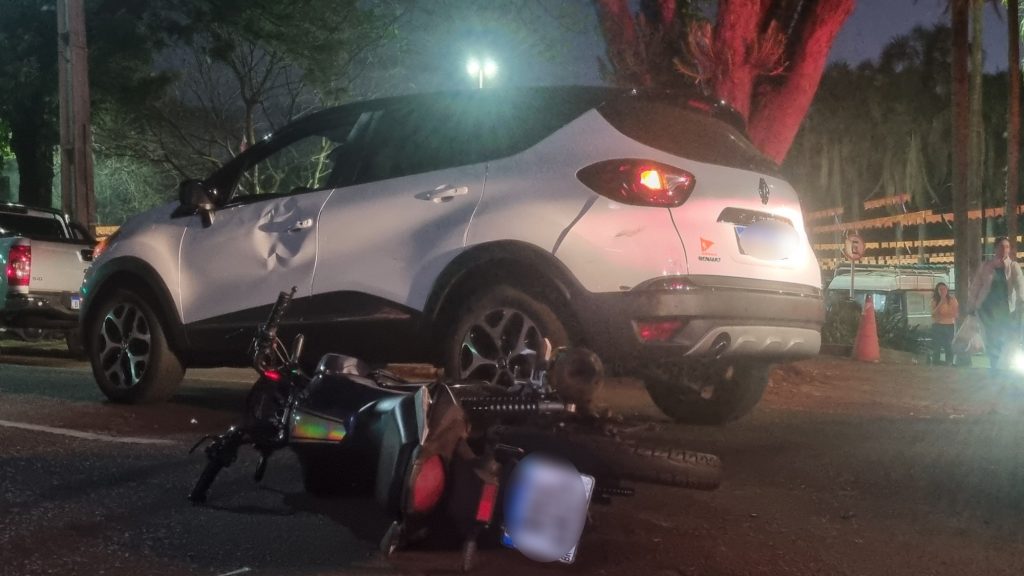 Jovem quebra a perna em acidente na Rua Sete de Setembro, no Centro