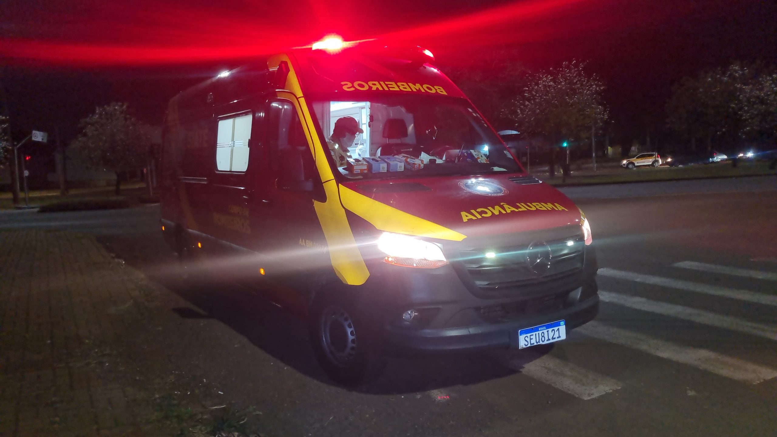 Idosa tropeça em calçada, cai e fica ferida; Siate foi acionado Idosa tropeça em calçada, cai e fica ferida; Siate foi acionado