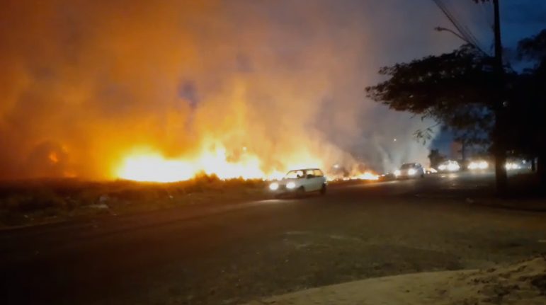 Mais um incêndio em vegetação na Avenida das Pombas mobiliza Corpo de Bombeiros