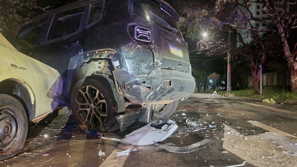 Motorista de Corolla passa mal e bate em Jeep estacionado no Bairro Coqueiral