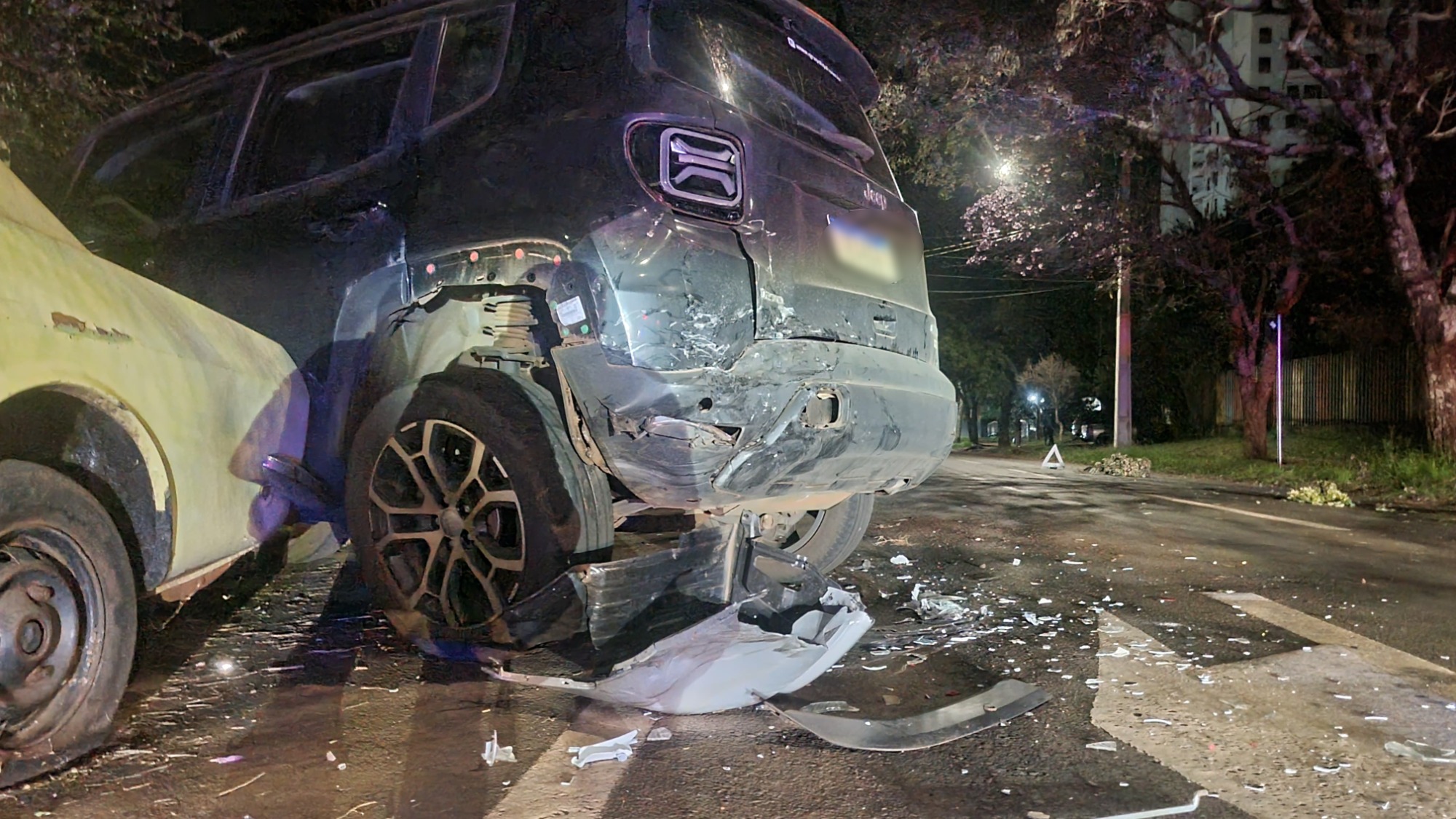 Motorista de Corolla passa mal e bate em Jeep estacionado no Bairro Coqueiral Motorista de Corolla passa mal e bate em Jeep estacionado no Bairro Coqueiral