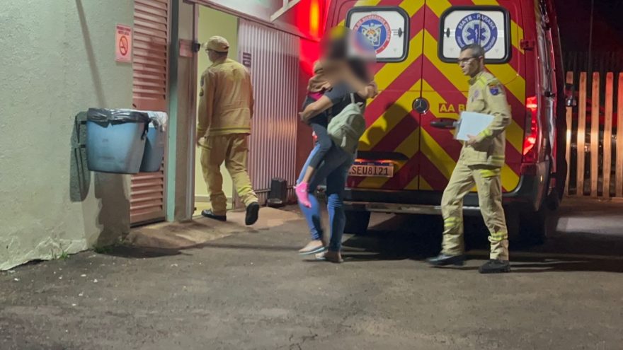 Criança cai em piso molhado, bate a cabeça e é socorrida pelo Siate