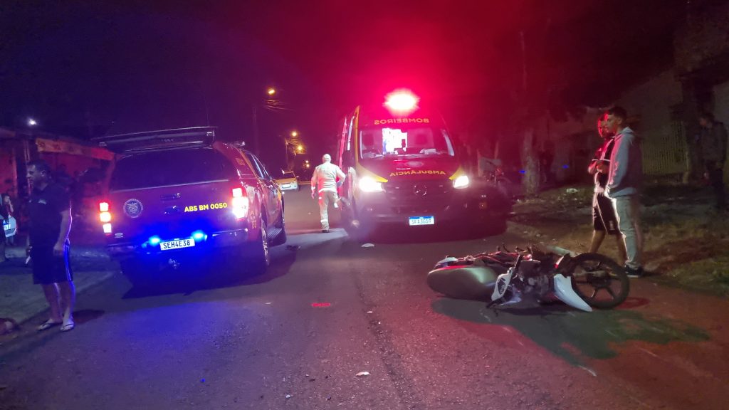 Motociclista sofre fraturas e sangramento na cabeça após batida violenta no Jardim Veneza