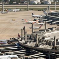 Movimento nos aeroportos brasileiros cresce 10% em 2025 Imagem referente a Movimento nos aeroportos brasileiros cresce 10% em 2025