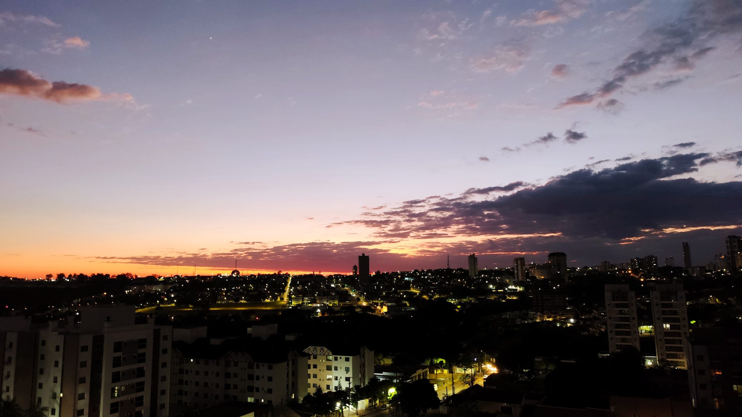 Nuvens fazem suspense, mas o sol promete o protagonismo em Cascavel Nuvens fazem suspense, mas o sol promete o protagonismo em Cascavel