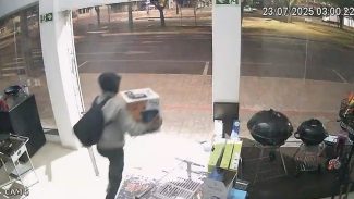 Câmeras de segurança registram ladrão estourando porta e furtando Airfryer em loja na Avenida Brasil