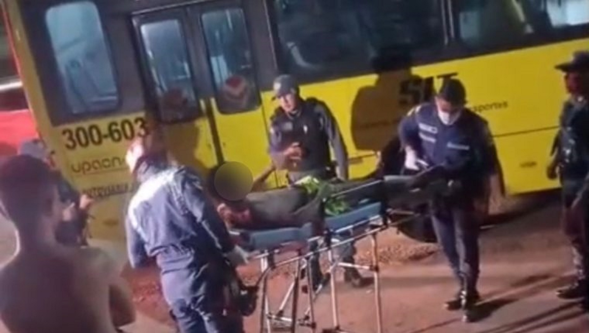 Tentativa de roubo em coletivo termina com um morto e outro ferido nos testículos