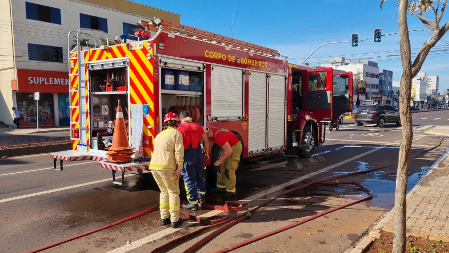 Fritadeira pega fogo e Bombeiros são acionados para combaterem incêndio em restaurante