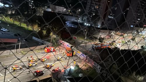 Ônibus biarticulado é partido ao meio após colisão com trem em Curitiba