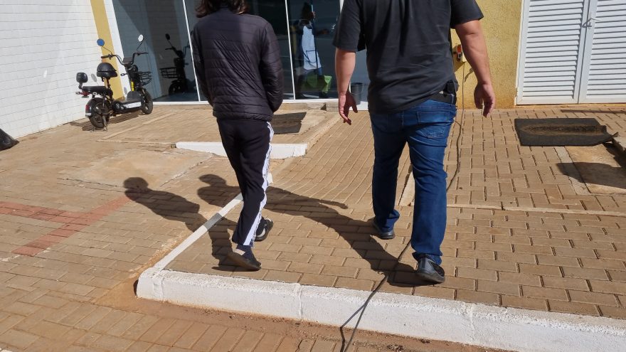 Mulher condenada a mais de 6 anos pelos crimes de tráfico de drogas e receptação é presa pelo GDE